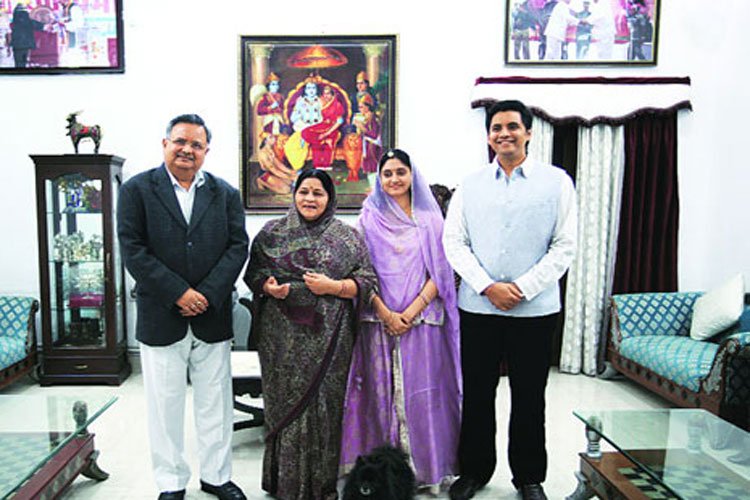 अपने परिवार के साथ अभिषेक सिंह - भाजपा नेता पूर्व सांसद - राजनांदगांव