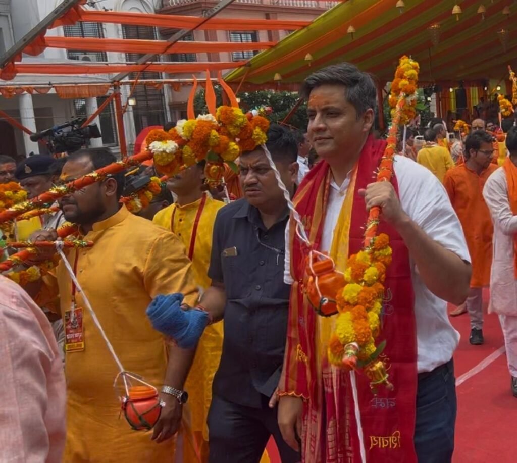 एक धार्मिक आयोजन में अपने परिवार के साथ अभिषेक सिंह - भाजपा नेता पूर्व सांसद - राजनांदगांव