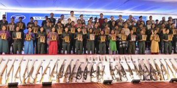 वरिष्ठ नक्सली नेता मल्लोजुला वेणुगोपाल उर्फ भूपति और उनके 60 अन्य साथियों के हथियारों के साथ मुख्यमंत्री देवेंद्र फडणवीस के समक्ष गढ़चिरोली में समर्पण